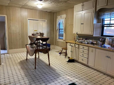 215 S Grand Ave, Gainesville, TX 76240 - photo 5