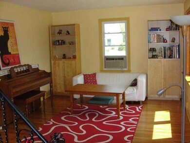 Living Room This living room is a great size! Fres