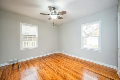 2421 51st St, Des Moines, IA 50310 - photo 4