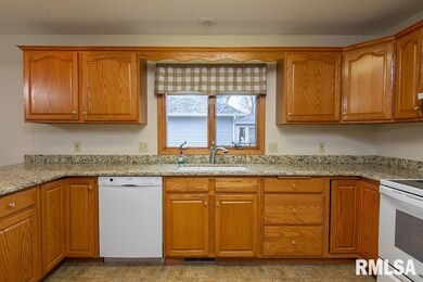 2246 W 43rd St, Davenport, IA 52806 - photo 7