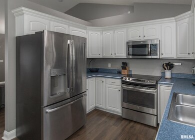 2205 W 57th St, Davenport, IA 52806 - photo 2