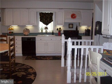 208 Edgewood Ave, Folsom, PA 19033 - photo 6