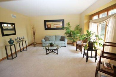 4359 Camelot Cir, Naperville, IL 60564 - photo 2