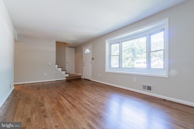 8209 Springfield Village Dr, Springfield, VA 22152 - photo 5