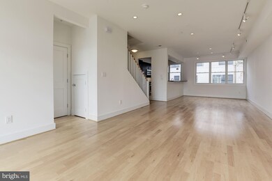 727 Hobart Place NW unit 2, Washington, DC 20001 - photo 2