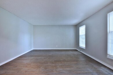 5951 Effingham Rd, Columbus, OH 43213 - photo 5