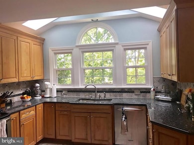 15463 Waters Creek Dr, Centreville, VA 20120 - photo 5