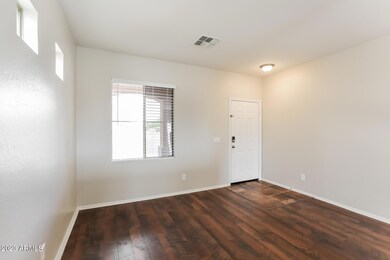 003-photo-living-room-10832143