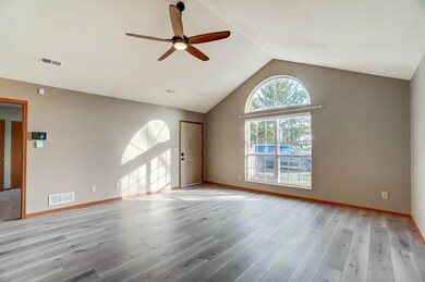 LARGE SPACIOOUS LIVING ROOM
