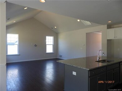 Spacious Great Room with Vaulted Ceiling - Photo f