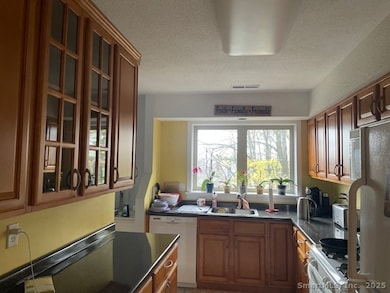 unlisted-address, New Haven, CT 06515 - photo 4