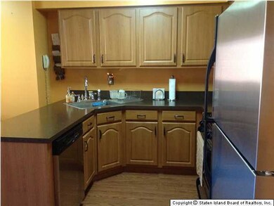 919 W Fingerboard Rd, Staten Island, NY 10304 - photo 7