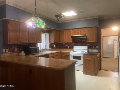 Kitchen-628 S Desert View