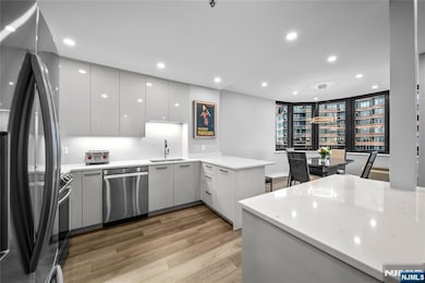 100 Carlyle Dr unit 12B-South, Cliffside Park, NJ 07010 - photo 6