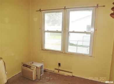 1715 N Ottawa St, Lincoln, IL 62656 - photo 4