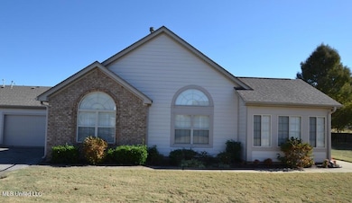 8799 Parkview Oaks Cir, Olive Branch, MS 38654 - photo 2