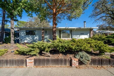 1555 Pleasant St-6