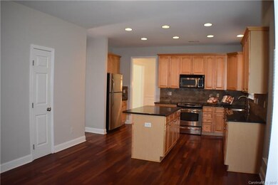 Perfect working kitchen w/granite, stainless appli