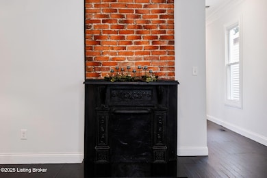 631 Lynn St-19