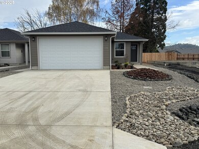 220 Miller St, Sutherlin, OR 97479 - photo 2