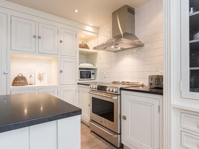 Another view of the kitchen...