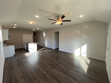 981 E Starling St, Fayetteville, AR 72701 - photo 5