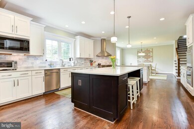 7103 Marlan Dr, Alexandria, VA 22307 - photo 4