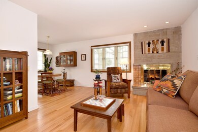 561 E Park Ave, Elmhurst, IL 60126 - photo 2