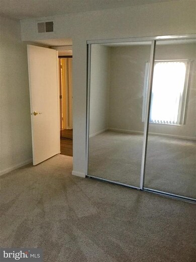 25 Canterbury Square unit 201, Alexandria, VA 22304 - photo 2