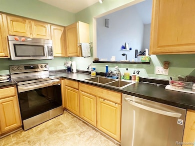 5457 Greenway Dr unit 71, Trenton, MI 48183 - photo 7