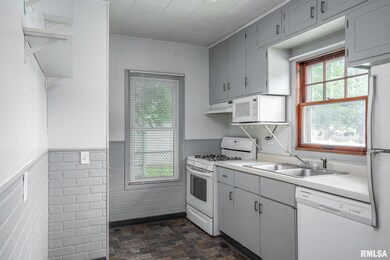 2207 W 51st St, Davenport, IA 52806 - photo 3