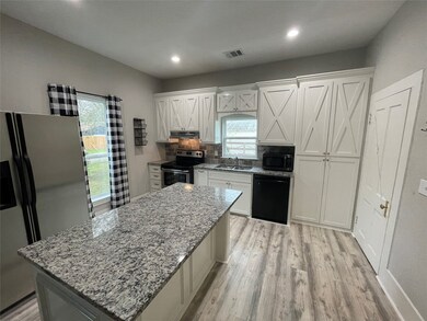 820 W Cleveland St, Alvin, TX 77511 - photo 5