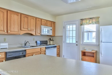 4 Camden Ave Up Lavallette NJ-large-004