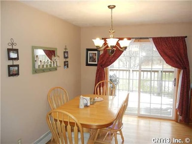 Kitchen Eat in Kitchen/Dining Area