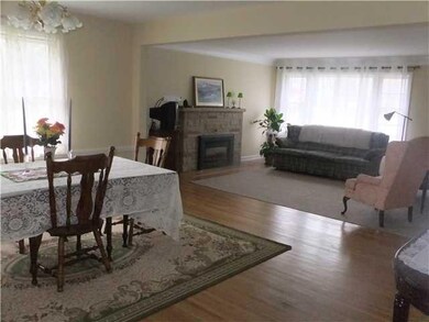 Living Room Dining room looking to living room; en