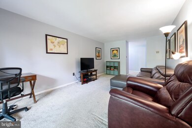 9745 Kings Crown Ct unit 1, Fairfax, VA 22031 - photo 5