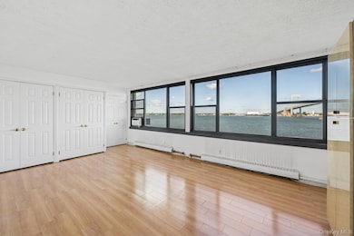 166-41 Powells Cove Blvd unit 4C, Flushing, NY 11357 - photo 3