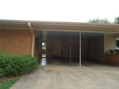 207 E Elizabeth St, Shawnee, OK 74804 - photo 4