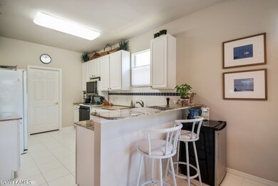 Breakfast bar in kitchen area