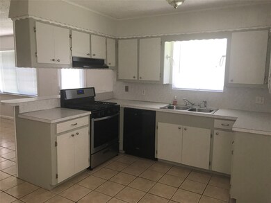 820 Midas Ln, Alvin, TX 77511 - photo 3