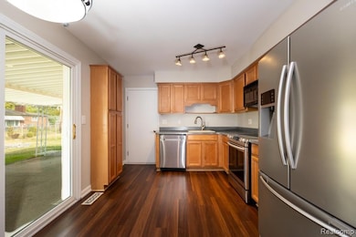 29046 Lyndon St, Livonia, MI 48154 - photo 4