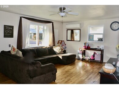 412 N 1st St, Creswell, OR 97426 - photo 3