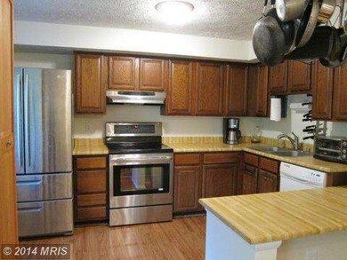 8138 Willowdale Ct, Springfield, VA 22153 - photo 5