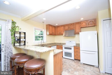 9590 Lindenbrook St, Fairfax, VA 22031 - photo 2