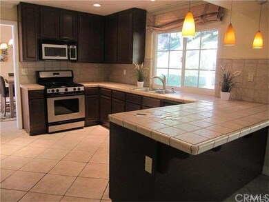 Large Kitchen w/lots of cabinets