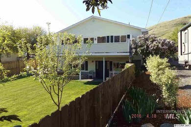 1316 4th St unit Above the ball field, Asotin, WA 99402 - photo 2