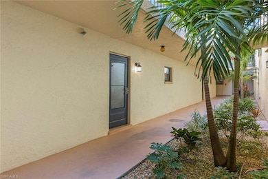 12501 Mcgregor Blvd unit 8, Fort Myers, FL 33919 - photo 3
