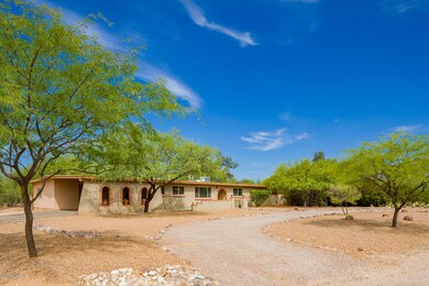 Front view/driveway