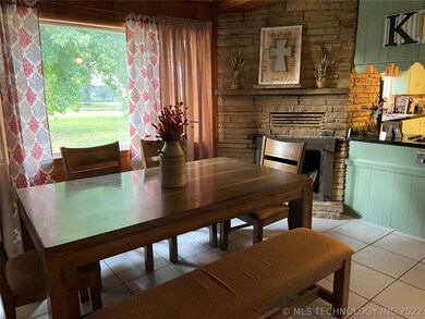 Dining room w/fireplace