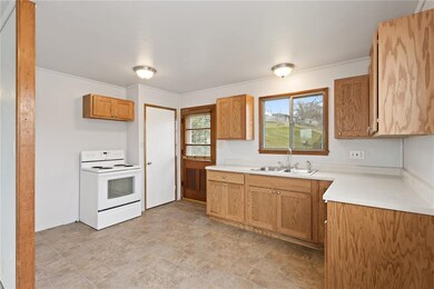 1210 16th St SW, Cedar Rapids, IA 52404 - photo 5